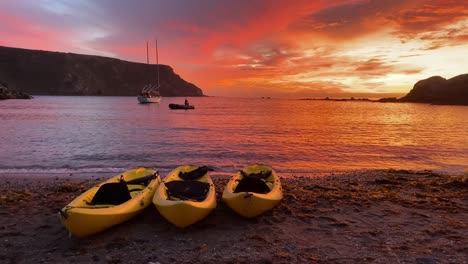 Kayaks-Rest-On-The-Beach-Of-Catalina-At-Sunset