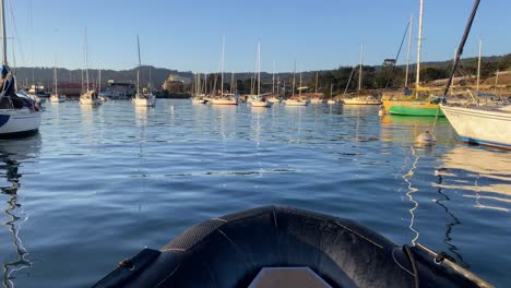 Hervorragende-POV-Aufnahme-Von-Einem-Zodiac-Boot,-Das-An-Segelbooten-Vorbeifährt,-Die-Im-Hafen-Von-Monterey-Angedockt-Sind
