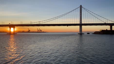 Autos-Fahren-Bei-Sonnenaufgang-über-Die-Oakland-Bay-Bridge