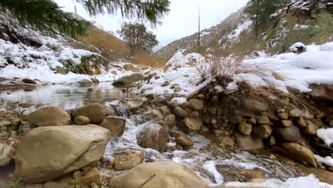 Ein-Kleiner-Wasserfall-Rieselt-In-Ojai,-Kalifornien,-Wo-Schnee-Auf-Dem-Boden-Liegt