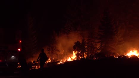 Erschöpfte-Feuerwehrleute-Schauen-Nachts-Während-Des-Verheerenden-Dixie-Feuers-In-Nordkalifornien-Zu