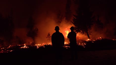 Los-Bomberos-Exhaustos-Miran-De-Noche-Durante-El-Desastroso-Incendio-Dixie-En-El-Norte-De-California