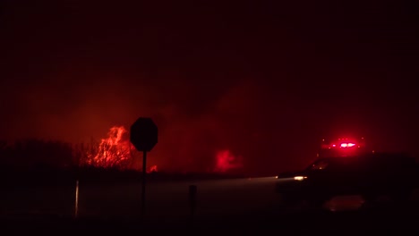 Feuerwehrautos-Kontrollieren-Nachts-Ein-Feuer-Während-Des-Verheerenden-Dixie-Feuers-In-Nordkalifornien