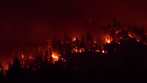 Das-Dixie-Feuer-Brennt-Nachts-Unkontrolliert-In-Einem-Wald-In-Nordkalifornien