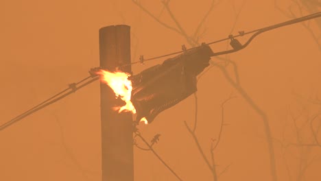 Ein-Elektrischer-Transformator-Brennt-Und-Wird-Während-Des-Dixie-Feuers-In-Nordkalifornien-Zerstört