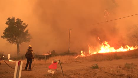 Erschöpfte-Feuerwehrleute-Blicken-Auf-Das-Verheerende-Dixie-feuer-In-Nordkalifornien