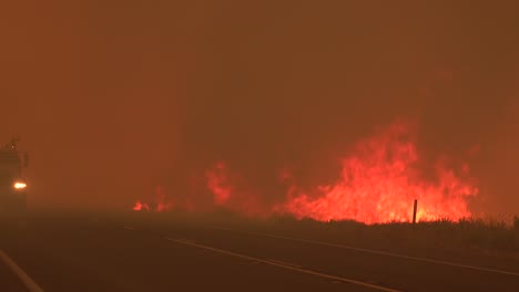 Feuerwehrautos-Kontrollieren-Ein-Feuer-Während-Des-Verheerenden-Dixie-Feuers-In-Nordkalifornien