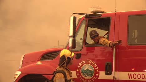 Feuerwehrleute-Der-Feuerwehr-Von-Marin-County-Helfen-Bei-Der-Bekämpfung-Des-Außer-Kontrolle-Geratenen-Dixie-Feuers-In-Nordkalifornien