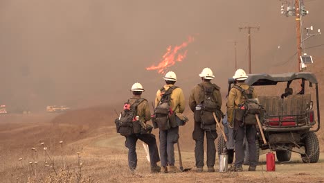 Das-Feuer-Von-Alisal-Brennt-Auf-Einem-Hügel-Entlang-Der-Küste-Von-Gaviota,-Während-Feuerwehrleute-Im-Bezirk-Santa-Barbara-Zusehen