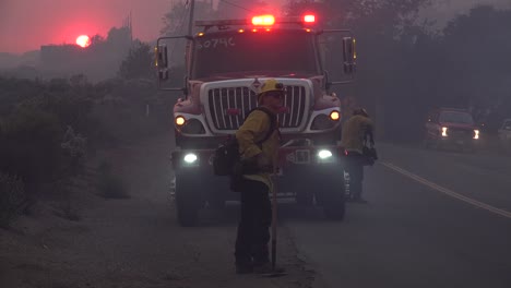 Feuerwehrleute-Greifen-Das-Alisal-Feuer-An-Der-Küste-Von-Gaviota-Im-Bezirk-Santa-Barbara-An