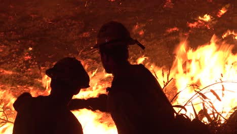 Feuerwehrleute-In-Silhouette-Gegen-Die-Flammen-Des-Alisal-Feuers,-Das-Entlang-Der-Küste-Von-Gaviota-In-Santa-Barbara-County-Brennt