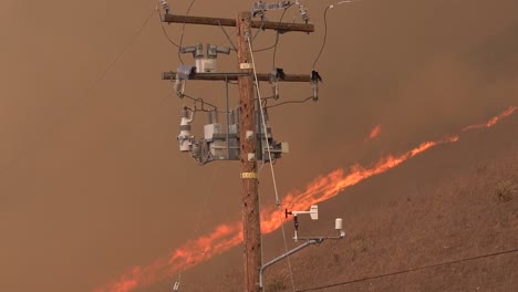 El-Incendio-De-Alisal-Arde-Cerca-De-Los-Postes-De-Energía-De-Edison-De-Infraestructura-Crítica-A-Lo-Largo-De-La-Costa-De-Gaviota-En-El-Condado-De-Santa-Barbara