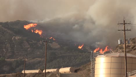 El-Incendio-Alisal-Arde-Cerca-De-Tanques-De-Petróleo-De-Infraestructura-Crítica-Y-Líneas-Eléctricas-A-Lo-Largo-De-La-Costa-De-Gaviota-En-El-Condado-De-Santa-Barbara