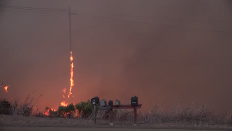 El-Incendio-Alisal-Quema-Buzones-Y-Tendido-Eléctrico-A-Lo-Largo-De-La-Costa-De-Gaviota-En-El-Condado-De-Santa-Barbara
