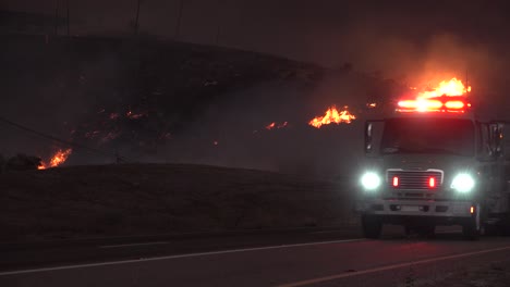 Das-Feuer-Von-Alisal-Brennt-Nachts,-Wenn-Ein-Löschfahrzeug-Die-Küste-Von-Gaviota-Im-Bezirk-Santa-Barbara-Entlangfährt