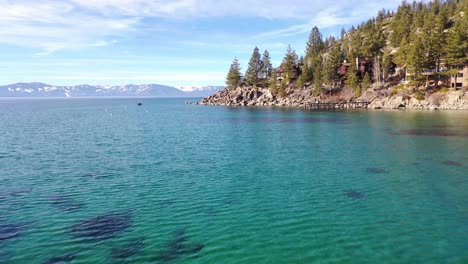Una-Bonita-Antena-De-Drones-Sobre-El-Lago-Tahoe,-Nevada,-Pasando-Una-Península-Y-Un-Barco-De-Pesca-En-El-Agua
