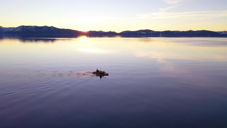Antena-De-Drones-Al-Atardecer-De-Dos-Kayaks-Pareja-De-Kayakistas-Remando-En-Kayak-En-Las-Tranquilas-Aguas-Del-Lago-Tahoe,-Nevada,-California