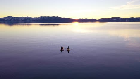 Antena-De-Drones-Al-Atardecer-De-Dos-Kayaks-Pareja-De-Kayakistas-Remando-En-Kayak-En-Las-Tranquilas-Aguas-Del-Lago-Tahoe,-Nevada,-California