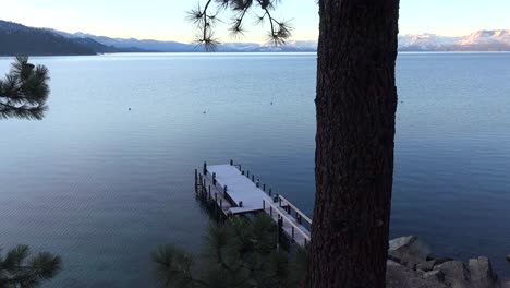 Pan-Del-Lago-Tahoe-Y-Muelle-Nevado-En-Invierno-En-Las-Montañas-De-Sierra-Nevada