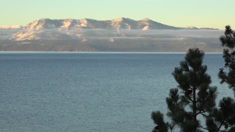 Hermosa-Toma-De-Establecimiento-Del-Lago-Tahoe,-California,-Nevada,-Sierras-En-Invierno-Con-Nieve