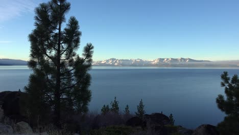 Hermosa-Toma-De-Establecimiento-Del-Lago-Tahoe,-California,-Nevada,-Sierras-En-Invierno-Con-Nieve