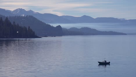 Un-Barco-De-Pesca-Se-Perfila-Contra-La-Belleza-Del-Lago-Tahoe,-Nevada,-Invierno-De-California