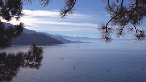 Dos-Kayakers-Pareja-De-Kayakistas-Remando-En-Kayak-En-Las-Tranquilas-Aguas-Del-Lago-Tahoe,-Nevada,-California-En-Invierno