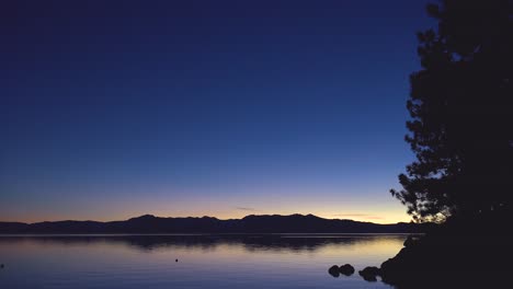 Hermosa-Toma-De-Establecimiento-Del-Lago-Tahoe,-California,-Nevada,-Sierras-Al-Amanecer-O-Al-Atardecer