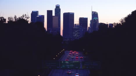 Der-Verkehr-Fährt-Nachts-Oder-In-Der-Dämmerung-Auf-Dem-Pasadena-Freeway-In-Die-Innenstadt-Von-Los-Angeles