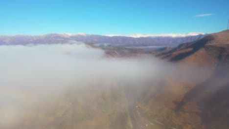 Luft-über-Wolken-Und-Nebel-Zeigt-Das-Ojai-Tal-Und-Die-Schneebedeckten-Topatopa-Berge-Im-Winter