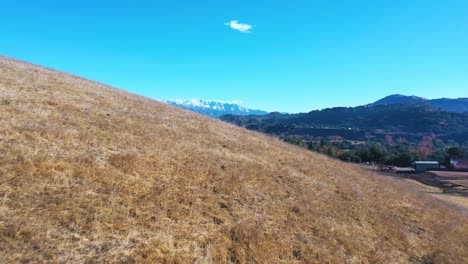 Luftaufnahmen-über-Landwirtschaftlichen-Feldern-Zeigen-Das-Ojai-Tal-Und-Die-Schneebedeckten-Topatopa-Berge-Im-Winter
