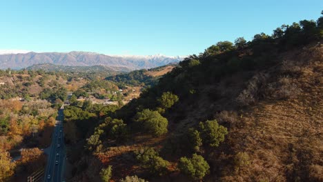 Antena-Sobre-Las-Estribaciones-De-California-Revela-El-Valle-De-Ojai-Y-Las-Montañas-Topatopa-Cubiertas-De-Nieve-En-Invierno