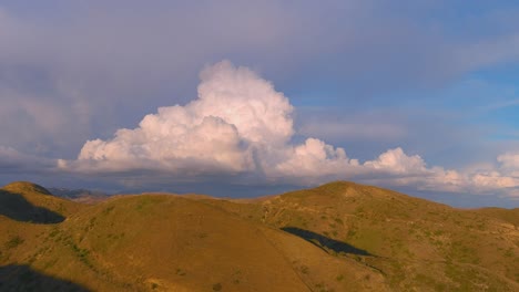 Hermosa-Antena-Sobre-Las-Estribaciones-Del-Sur-De-California-Con-Grandes-Nubes-Tormentosas-Que-Se-Avecinan