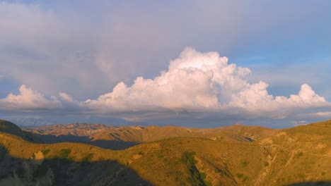 Schöne-Luft-über-Den-Südkalifornischen-Ausläufern-Mit-Großen-Sturmgewitterwolken,-Die-Sich-Abzeichnen