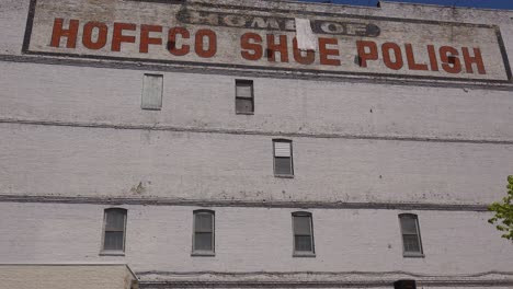 The-Old-Hoffco-Shoe-Polish-Building-Is-A-Landmark-In-The-Historic-Third-War-Of-Milwaukee,-Wisconsin