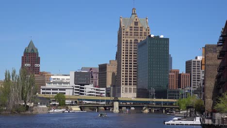 Good-Establishing-Shot-Of-Downtown-Business-District-Milwaukee,-Wisconsin-With-Milwaukee-River-Foreground