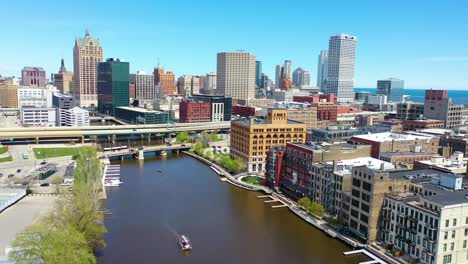 Very-Good-Aerial-Establishing-Shot-Of-Downtown-Milwaukee-Wisconsin-Business-District,-Milwaukee-River-And-Skyscrapers