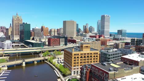 Very-Good-Aerial-Establishing-Shot-Of-Downtown-Milwaukee-Wisconsin-Business-District,-Milwaukee-River-And-Skyscrapers