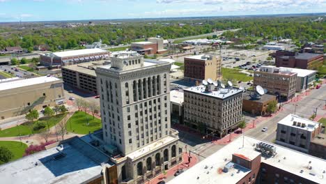 Good-Drone-Aerial-Of-Downtown-Saginaw,-Michigan-With-Old-Buildings-And-Empty-Lots,-Suggesting-Economic-Downturn