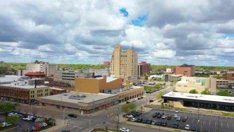 Good-Drone-Aerial-Of-Downtown-Flint,-Michigan-With-Old-Buildings-And-Empty-Lots,-Suggesting-Economic-Downturn