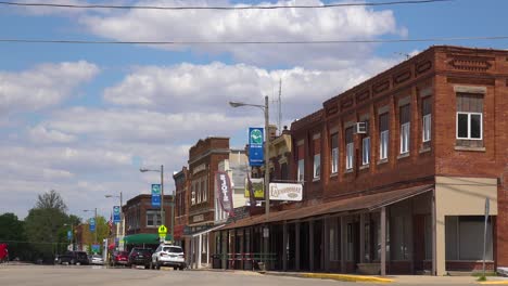 Establishing-Shot-Of-Prophetstown,-Illinois,-A-Typical-American-Small-Town-With-Cars-And-Buildings