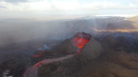 Asombrosa-Antena-De-Drones-Mirando-Hacia-El-Cráter-Del-Volcán-Fagradalsfjall-En-La-Península-De-Reykjanes-En-Islandia