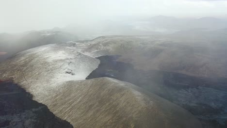 Antena-Sobre-Flujos-De-Lava-Cubiertos-De-Nieve-En-El-Volcán-Fagradalsfjall-En-La-Península-De-Reykjanes,-Islandia