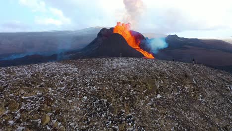 Erstaunliche-Drohnenantenne,-Während-Touristen-Den-Dramatischen-Vulkanausbruch-Des-Fagradalsfjall-Vulkans-Auf-Der-Reykjanes-Halbinsel-In-Island-Beobachten