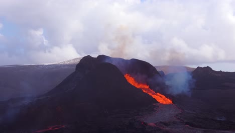 Der-Dramatische-Vulkanausbruch-Des-Vulkans-Fagradalsfjall-Auf-Der-Halbinsel-Reykjanes-In-Island