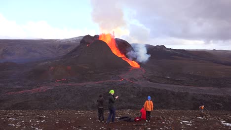 Isländer-Beobachten-Den-Massiven-Ausbruch-Des-Vulkans-Fagradalsfjall-Auf-Der-Halbinsel-Reykjanes-In-Island