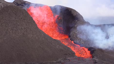 Close-Up-Of-The-Lava-Flow-And-Tilt-Up-To-The-Eruption-Of-Fagradalsfjall-Volcano-On-The-Reykjanes-Peninsula-In-Iceland
