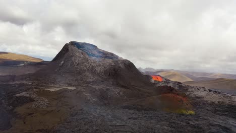 Erstaunliche-Drohnenantenne-Des-Dramatischen-Vulkanausbruchs-Des-Fagradalsfjall-Vulkans-Auf-Der-Reykjanes-Halbinsel-In-Island