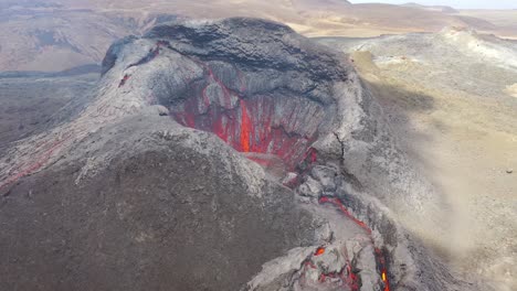 Vista-Aérea-De-Drones-Del-Cráter-Del-Volcán-Activo-Volcán-Fagradalsfjall-En-La-Península-De-Reykjanes-En-Islandia