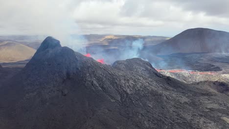 Unglaubliche-Luftaufnahme-Des-Dramatischen-Vulkanausbruchs-Des-Vulkans-Fagradalsfjall-Auf-Der-Halbinsel-Reykjanes-In-Island